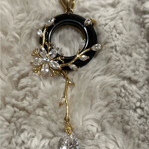 Elegant Black and Gold Floral Pendant Necklace